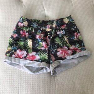 ✅Women 1ST KISS Floral Jeans Shorts size